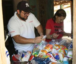 Doña Santos Velásquez recibió con alegría la donación de alimentos y confesó que no tanía nada antes de que llegara EL HERALDO, debido a la sequía.