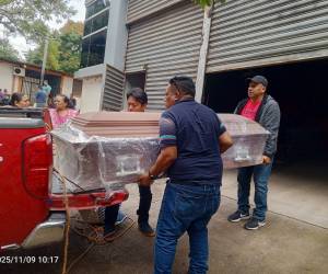 Momentos en que los familiares retiran de la morgue de Medicina Forense el cuerpo de Marcos Alexis Pérez Montoya y lo trasladaron a la ciudad de Comayagua para ser velado y sepultado.