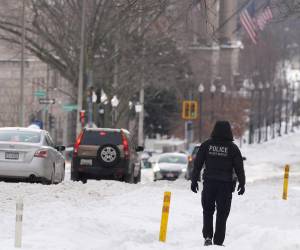 Más de una veintena de estados del centro, sur y este de Estados Unidos han activado protocolos de emergencia desde el pasado sábado debido al enorme frente que está dejando heladas e importantes precipitaciones de aguanieve y nieve.