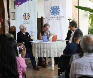 El preámbulo de la inauguración del Festival Internacional de Poesía Los Confines 2026 se extendió hasta Casa de La Ronda, donde Guatemala y Canadá estuvieron representadas en voz de sus poetas.