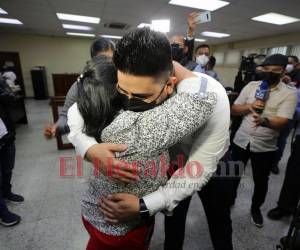 Kevin Solórzano abrazó a su madre tras escuchar que había sido declarado inocente por unanimidad de votos.