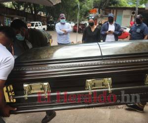 Familiares y colegas retiraron de Medicina Forense el féretro con el cuerpo del abogado Gerardo Abraham Meza Henríquez.