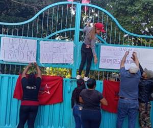 En el portón principal hay carteles pegados con mensajes de fuera traidores.