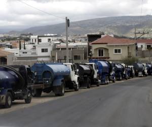 Conductores consultados por EL HERALDO señalaron que las filas en los pozos son extensas y que, en algunos casos, deben esperar entre dos y tres horas para llenar los tanques.