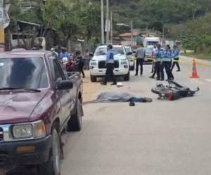 De acuerdo con información preliminar, el hombre habría perdido el control de la motocicleta e impactó contra un vehículo tipo turismo.