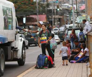 Los migrantes piden dinero en los puntos más transitados de la capital. La mayoría se queda solo un par de días para juntar algo de dinero para el pasaje hasta Guatemala. En cada país piden en calles y semáforos.
