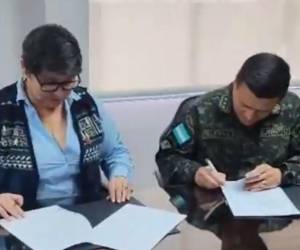 La presidenta del Instituto Hondureño de Seguridad Social Carla Paredes, firmó el convenio con representantes del Hospital Militar.