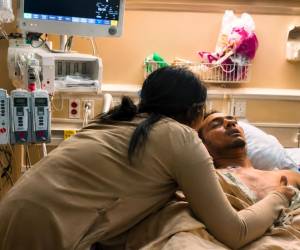 Hondureño de 23 años muere bajo custodia en Texas y su familia exige respuestas.