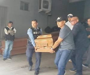 Momento en que el cuerpo del agente era retirad de la morgue capitalina por familiares y compañeros.