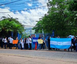 Padres de familia de varios centros educativos han salido a las calles a reclamar por el despido del personas de vigilancia y se aseo; en la foto están los padres de familia de la Escuela Nacional de Música.