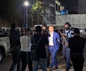 Agentes policiales realizaron la captura del abogado Carlos Mauricio Cálix Ponce, señalado por el asesinato de su clienta de origen estadounidense, Susan Joanne Johnston, en Roatán, Islas de la Bahía, registrado al mediodía del pasado viernes 27 de febrero. ¿Manipuló las cámaras y la escena del crimen? A continuación los detalles.