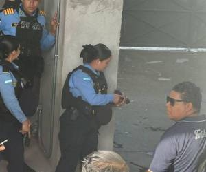 De acuerdo con las autoridades sanitarias, el subinspector sufrió un trauma encefalocraneano de emergencia, con posible coágulo, tras recibir una pedrada en la cabeza en medio de los disturbios.