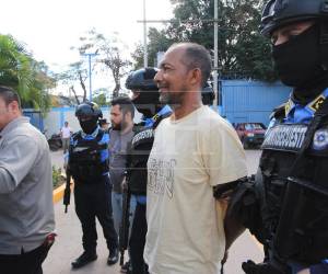 Tres hombres sospechosos de secuestro fueron trasladados bajo fuerte custodia hacia Tegucigalpa. Los señalados fueron presentados ante los medios por las autoridades y se espera que enfrenten este mismo día una audiencia para continuar con el proceso penal en su contra.