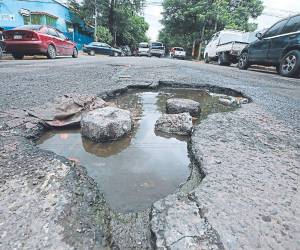 El esplendor de la Calle Real está sumido en los agujeros que se resisten a desaparecer en la ya atendida vía.
