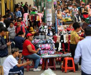 El Paseo Liquidámbar en el centro de la capital, ha comenzado a recibir a un sinfín de compradores que ya se preparan para adquirir sus productos de temporada navideña, convirtiéndose en un epicentro comercial. Aquí las imágenes captadas por el lente de EL HERALDO.