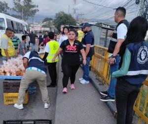 El despeje busca recuperar los espacios ocupados por las ventas y facilitar nuevamente el paso por los puentes, donde la presencia de comerciantes había generado dificultades para la movilidad.
