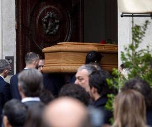La capilla ardiente de Valentino en Roma ha abierto sus puertas para despedir al último gran emperador de la alta costura italiana, un creador irrepetible que, tras su fallecimiento a los 93 años, deja un legado eterno en la historia de la moda y un vínculo indisoluble con la capital italiana.