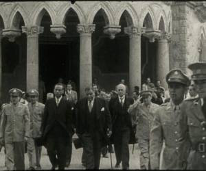 Durante gran parte del siglo XX, la Casa Presidencial fue el centro del poder político del país. Las tomas de posesión incluían una marcha hacia el Congreso Nacional, donde el nuevo presidente juraba la Constitución y recibía la banda presidencial, como ocurrió en 1949 cuando Tiburcio Carías entregó el mando a Juan Manuel Gálvez.