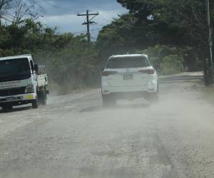 Vecinos de Mateo aseguran que solo hubo promesas y ahora enfrentan polvo y daños en viviendas y comercios cercanos a la vía.