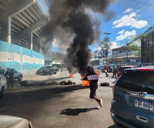 La manifestación iniciada la semana pasada se extendió a varias áreas municipales, afectando operaciones en Tegucigalpa.