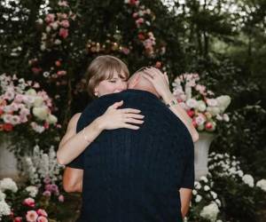 Las recientes apariciones públicas de Taylor Swift en Nueva York han despertado una ola de especulaciones entre sus seguidores, quienes sospechan que la artista podría estar preparando su boda con Travis Kelce y que sus recientes cenas con amigas formarían parte de ese proceso.