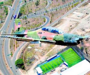 Tucano de la Fuerza Aérea Hondureña (FAH) sobrevuela el anillo periférico de Tegucigalpa. La foto es colección, propiedad y cortesía del teniente de la FAH, Óscar Josué Elvir Vásquez.