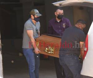 Momento en que el cadáver del joven era retirado por sus familiares.