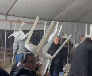 Representantes del Partido Nacional tuvieron que cubrirse utilizando mesas y sillas para protegerse.
