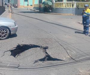 Hacia el lugar del socavón llegaron elementos de diferentes unidades de la AMDC. La UMAPS se encuentra en la zona para intervenir el hundimiento.
