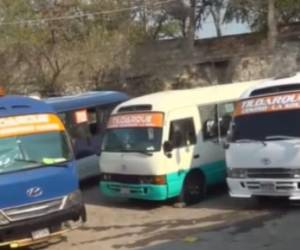 Los conductores paralizaron las unidades de transporte la mañana de este lunes por extorsión.