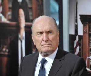 Nacido en 1931 en San Diego, California, Robert Duvall tuvo una formación académica y militar previa a la actuación que le otorgó una disciplina y una presencia escénica que lo distinguirían rápidamente de sus contemporáneos en la escena neoyorquina.