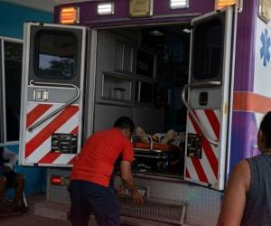 De manera preliminar, se informó que el hijo de la víctima también resultó herido de gravedad y permanece bajo observación médica.