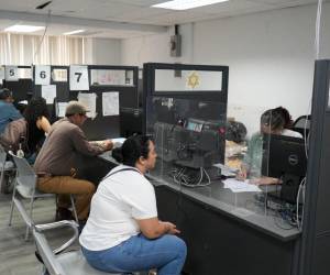 La comuna capitalina atiende con normalidad en las principales oficinas de la capital hondureña, sin embargo, hay ciudadanos que se queja porque no está funcinando al 100%.