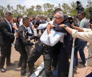 El periodista Hedy Quintero fue tomado por el cuello por un miembro de la Guardia de Honor Presidencial durante la ceremonia de ascensos militares.