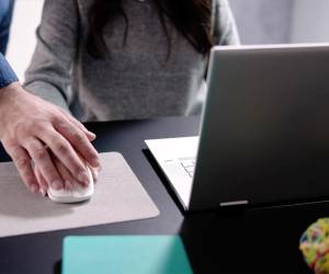 Un profesor de secundaria fue denunciado por presunto acoso hacia una alumna de 14 años, luego de que se difundieran en redes sociales mensajes y videos que evidenciarían conductas inapropiadas, generando indignación en la comunidad educativa.