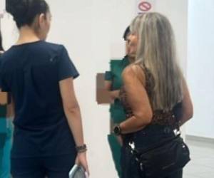 Documentos y exempleados identifican a la colombiana Cruz Helena Otalvaro Restrepo como la propietaria de Nueva Med. En la fotografía, durante una visita a la clínica.