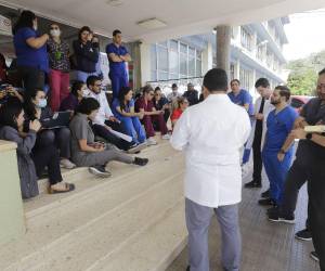 Los médicos no están laborando por la falta de pagos, solo se atiendan las areas criticas.