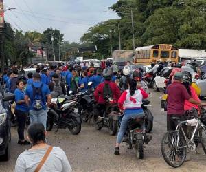 Transportistas mantienen bloqueadas varias carreteras de la zona oriental de Honduras en protesta por el alto costo de los combustibles.