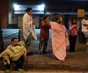 Dos personas fallecieron en Ciudad de México: un hombre de un infarto y una mujer que se golpeó la cabeza al caer de las escaleras de su domicilio, tras la activación de la alerta sísmica, reportó la alcaldía local.