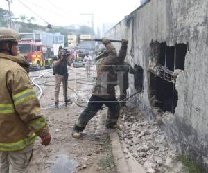 Los bomberos llevan varias horas intentando abrir la pared para ingresar y rescatar personas.