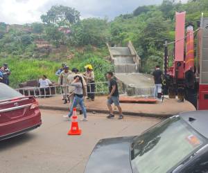 Rescatistas del Cuerpo de Bomberos hicieron el rescate del cadáver en el cause del río Choluteca.
