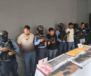 Agentes de la División Anti Extorsión y Asociaciones Terroristas (DAET), capturaron a los cuatro integrantes de la banda criminal en la aldea San Marcos, Omoa, con drogas y armas de guerra.