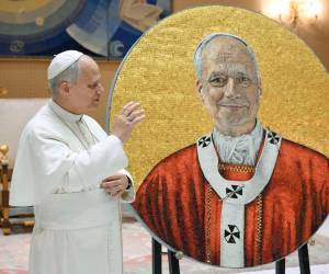 El Taller de Mosaicos del Vaticano mostró este miércoles al papa León XIV el mosaico con su rostro que será colocado en la basílica de San Pablo Extramuros, según la tradición que acompaña la elección de cada pontífice. A continuación las imágenes y los detalles.