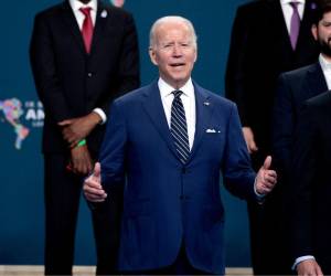 El presidente de los Estados Unidos, Joe Biden, hace un gesto mientras posa para una foto grupal con los líderes de la IX Cumbre de las Américas en el Centro de Convenciones de Los Ángeles el 10 de junio de 2022 en Los Ángeles, California.
