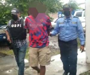 Momento en que agentes de la Dirección Policial de Investigaciones (DPI) y de la Policía Nacional trasladaban a “El Flaco” ante las autoridades.