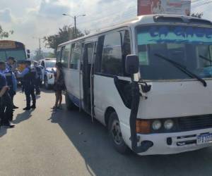 Supuestos asaltantes habría irrumpido en la unidad de transporte, asesinando al conductor.