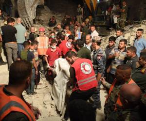 Protección Civil y las autoridades locales evacuaron a los residentes de edificios aledaños al inmueble siniestrado.