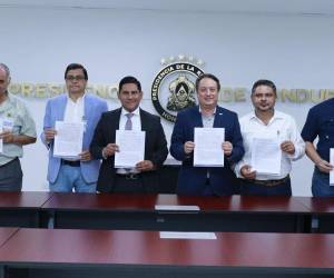 Representantes del Gobierno, del sector avícola y del mercado Zonal Belén firmaron la Acta de Compromiso para la Estabilización Temporal del Precio y Garantía de Abastecimiento de Huevo en el Mercado Nacional.