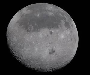 La nave tripulada Orión de Artemis II de la NASA recuperó el contacto con la Tierra después de pasar unos 40 minutos en absoluto silencio mientras sobrevolaba la cara oculta de la Luna, una interrupción habitual en este tipo de misiones.