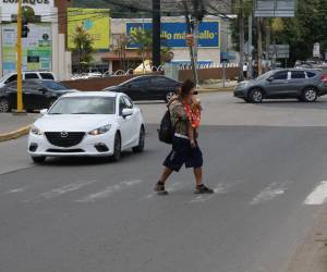 En Tegucigalpa, peatones caminan inseguros por pasos cebra casi invisibles. Piden a la Alcaldía restaurar la señalización vial.